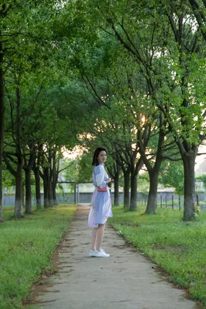 李沁清新文艺户外写真图片