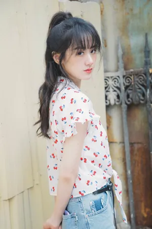 袁冰妍甜美元气写真图片