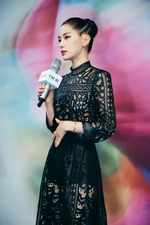 王子文黑纱镂空长裙性感图片