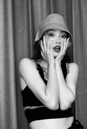 田依桐露脐装性感写真图片_3
