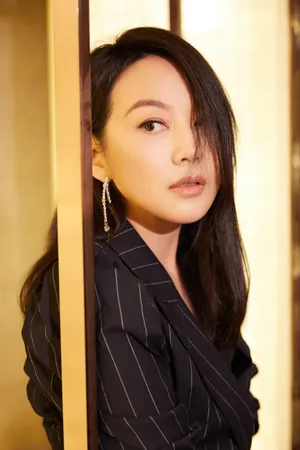 闫妮超A西装成熟写真图片_4