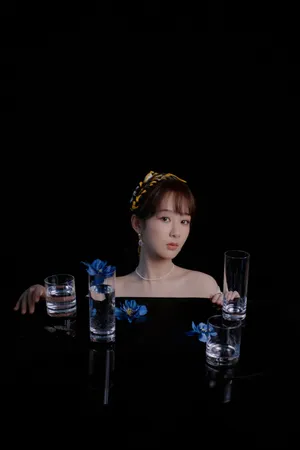 杨紫简雅白裙清新动人写真_2