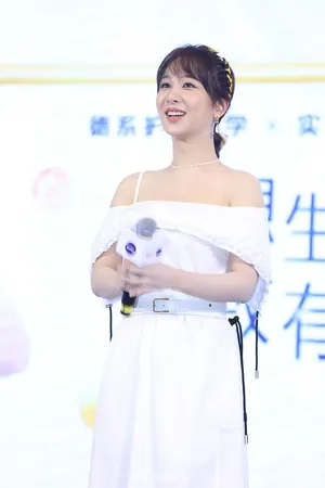 杨紫一字领白裙清新活动照图片_1