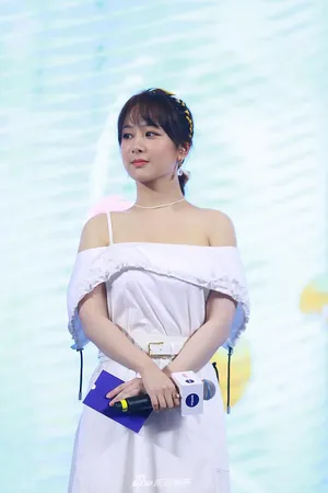 杨紫一字领白裙清新活动照图片