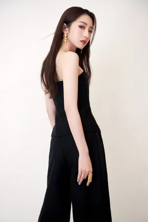 孟美岐长发红唇冷艳写真图片
