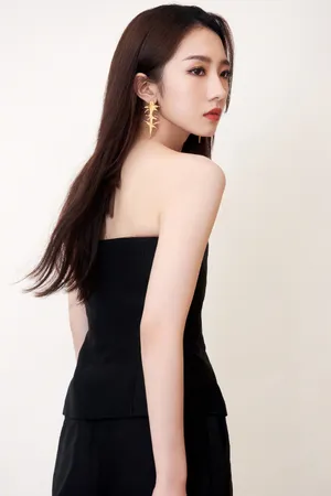 孟美岐长发红唇冷艳写真图片