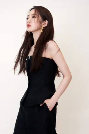 孟美岐长发红唇冷艳写真图片_2