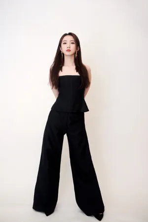 孟美岐长发红唇冷艳写真图片_3