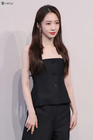 孟美岐长发红唇冷艳写真图片_7