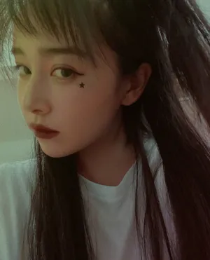阚清子清爽俏皮自拍图片