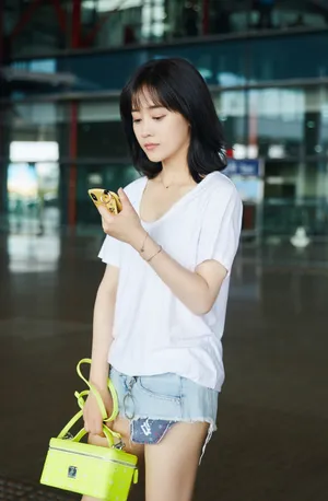 郑湫泓清爽白T机场照图片