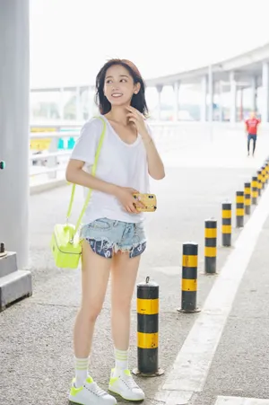 郑湫泓清爽白T机场照图片_3