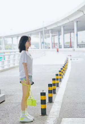 郑湫泓清爽白T机场照图片_6