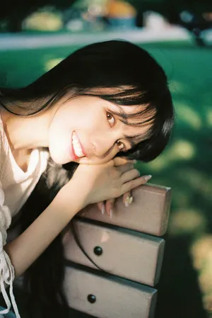 刘一曈俏丽户外写真图片