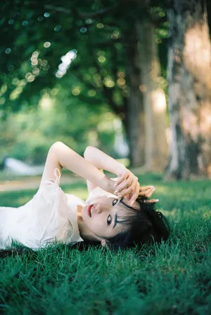 刘一曈俏丽户外写真图片_8