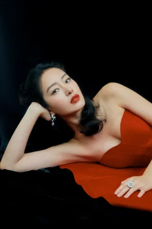 杨采钰抹胸红裙性感写真图片