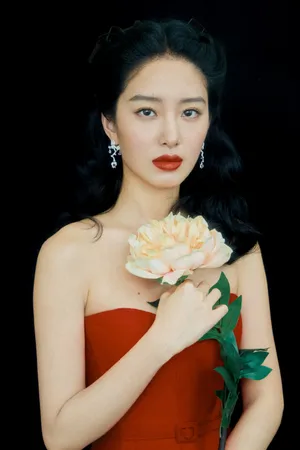 杨采钰抹胸红裙性感写真图片