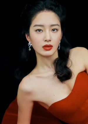 杨采钰抹胸红裙性感写真图片_2
