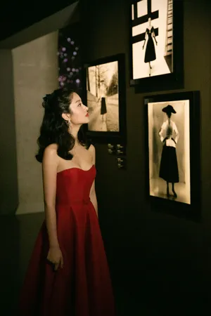 杨采钰抹胸红裙性感写真图片_5