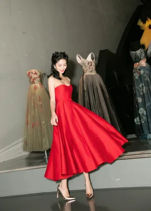 杨采钰抹胸红裙性感写真图片_7