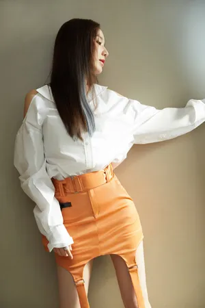 娄艺潇橘色工装裙写真图片_5