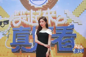 娄艺潇黑色露肩裙写真图片_3