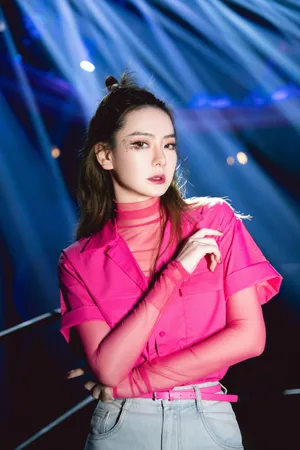 戚薇靓丽玫红蕾丝上衣性感写真图片