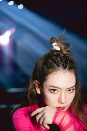 戚薇靓丽玫红蕾丝上衣性感写真图片_3