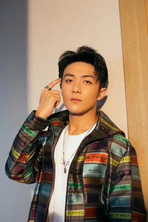 李泽锋休闲帅气写真图片_5