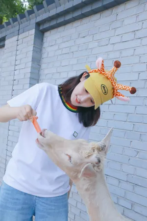 彭小苒动物园甜美写真图片_5