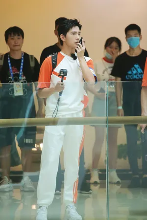 杨洋背农药桶综艺剧照图片_2