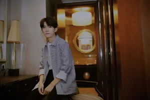 易烊千玺条纹衬衫写真图片_3