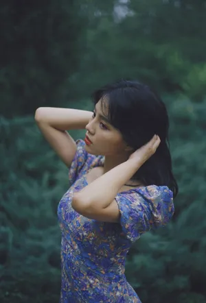 高煜霏露肩裙甜美写真图片