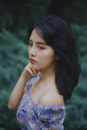 高煜霏露肩裙甜美写真图片_5