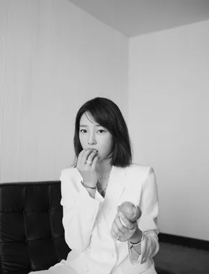 白百何白色西装性感写真图片第5张