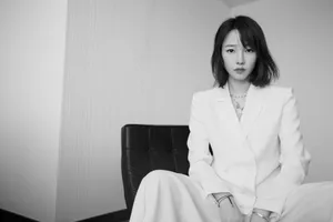 白百何白色西装性感写真图片第6张