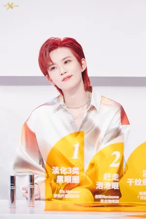 THE9陆柯燃锻光扎染衬衣酷飒写真_2