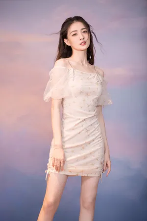 徐璐蕾丝连衣裙性感写真图片_2