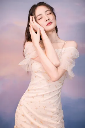 徐璐蕾丝连衣裙性感写真图片_5