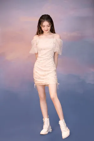 徐璐蕾丝连衣裙性感写真图片_6
