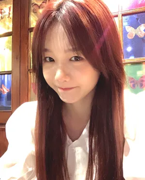 徐梦洁红发俏皮私服照图片_1