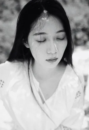 穆乐恩白裙优雅质感写真图片第7张