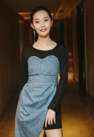穆乐恩黑色短裙性感写真图片