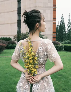 邓恩熙半扎马尾灵动写真图片_1