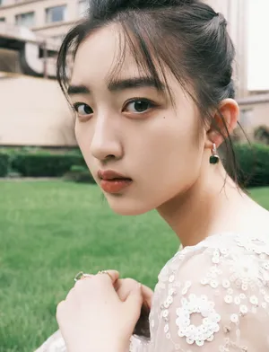 邓恩熙半扎马尾灵动写真图片_5