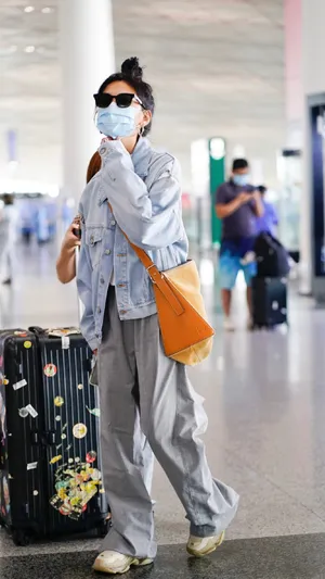 章若楠丸子头休闲街拍图片