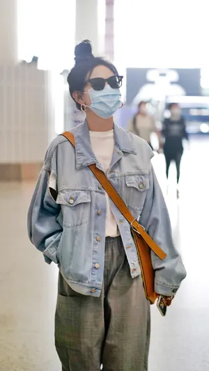 章若楠丸子头休闲街拍图片