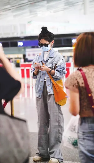 章若楠丸子头休闲街拍图片_2