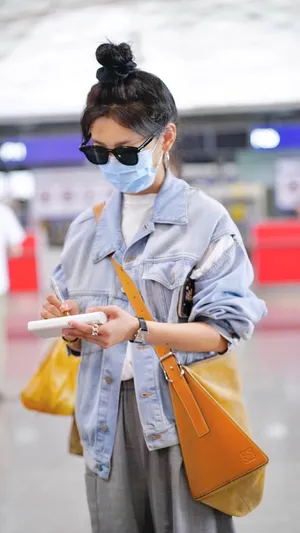 章若楠丸子头休闲街拍图片_7