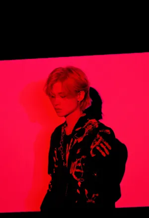 黄明昊极致红黑风格写真图片_6